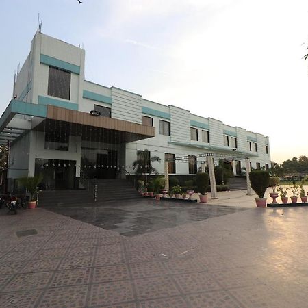 Oyo 33387 Laxmi Lawn And Resort Suite Lucknow Exteriör bild