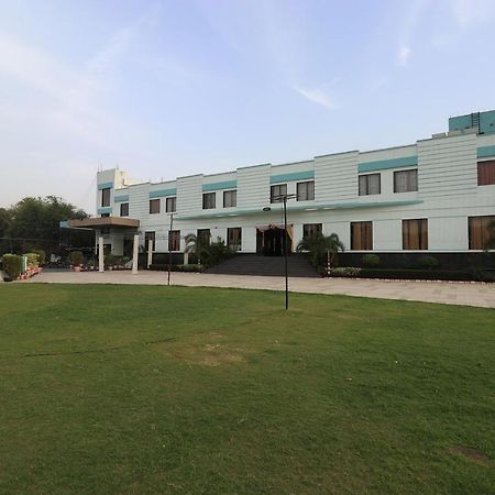 Oyo 33387 Laxmi Lawn And Resort Suite Lucknow Exteriör bild