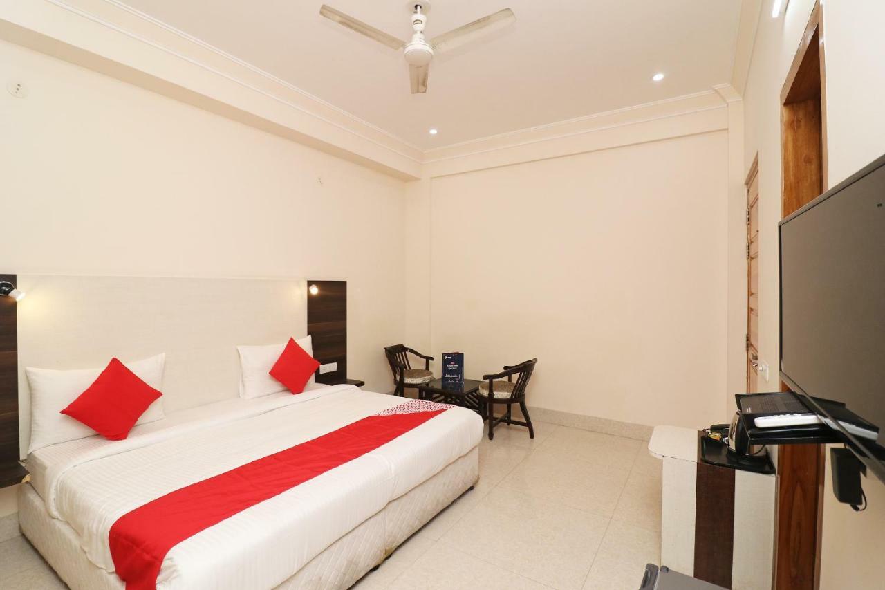 Oyo 33387 Laxmi Lawn And Resort Suite Lucknow Exteriör bild