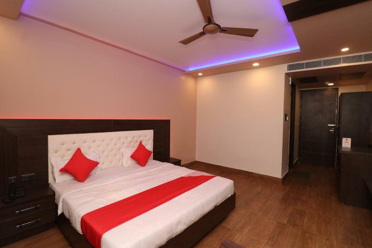 Oyo 33387 Laxmi Lawn And Resort Suite Lucknow Exteriör bild