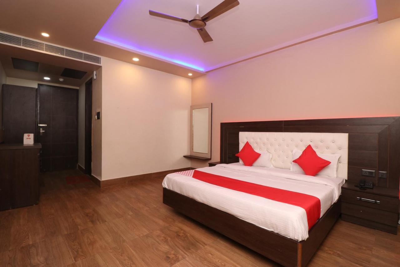 Oyo 33387 Laxmi Lawn And Resort Suite Lucknow Exteriör bild