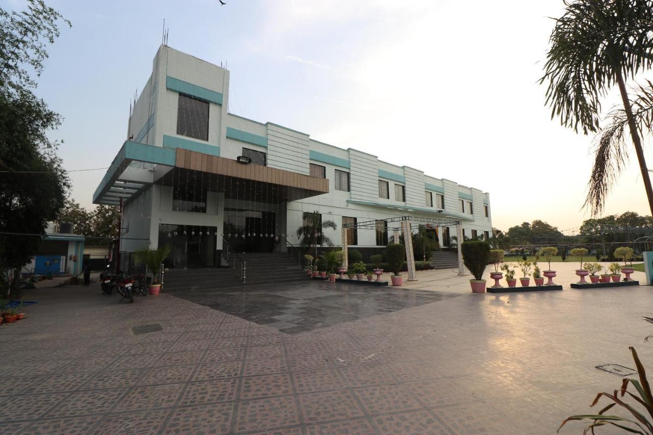 Oyo 33387 Laxmi Lawn And Resort Suite Lucknow Exteriör bild