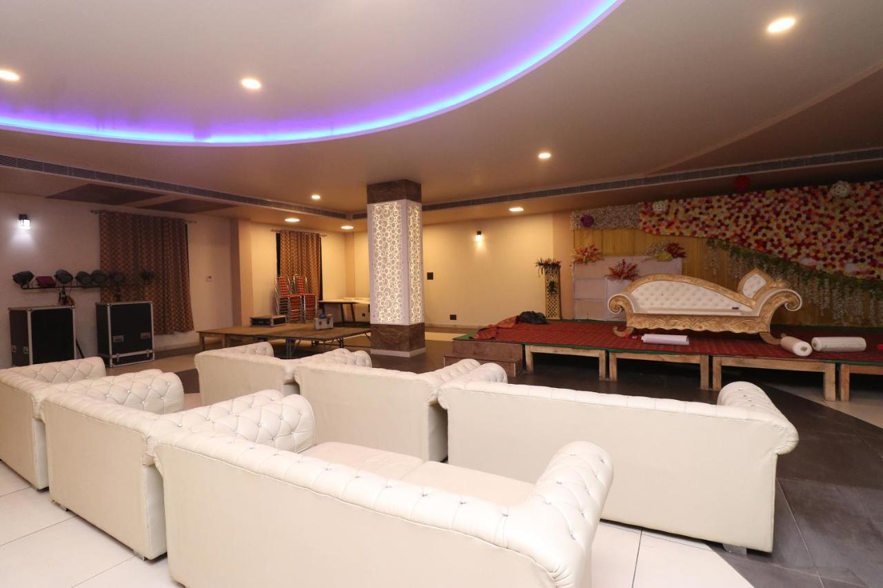 Oyo 33387 Laxmi Lawn And Resort Suite Lucknow Exteriör bild