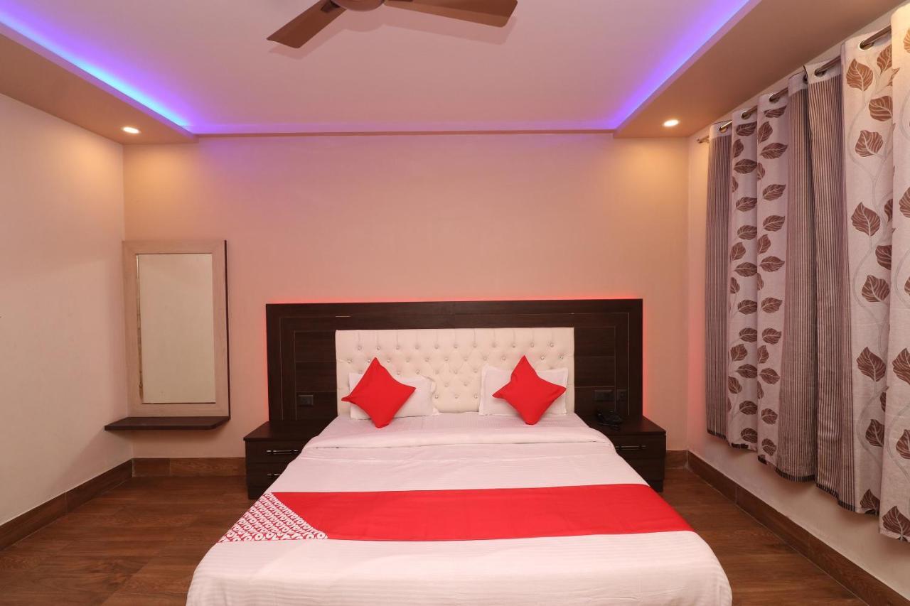 Oyo 33387 Laxmi Lawn And Resort Suite Lucknow Exteriör bild