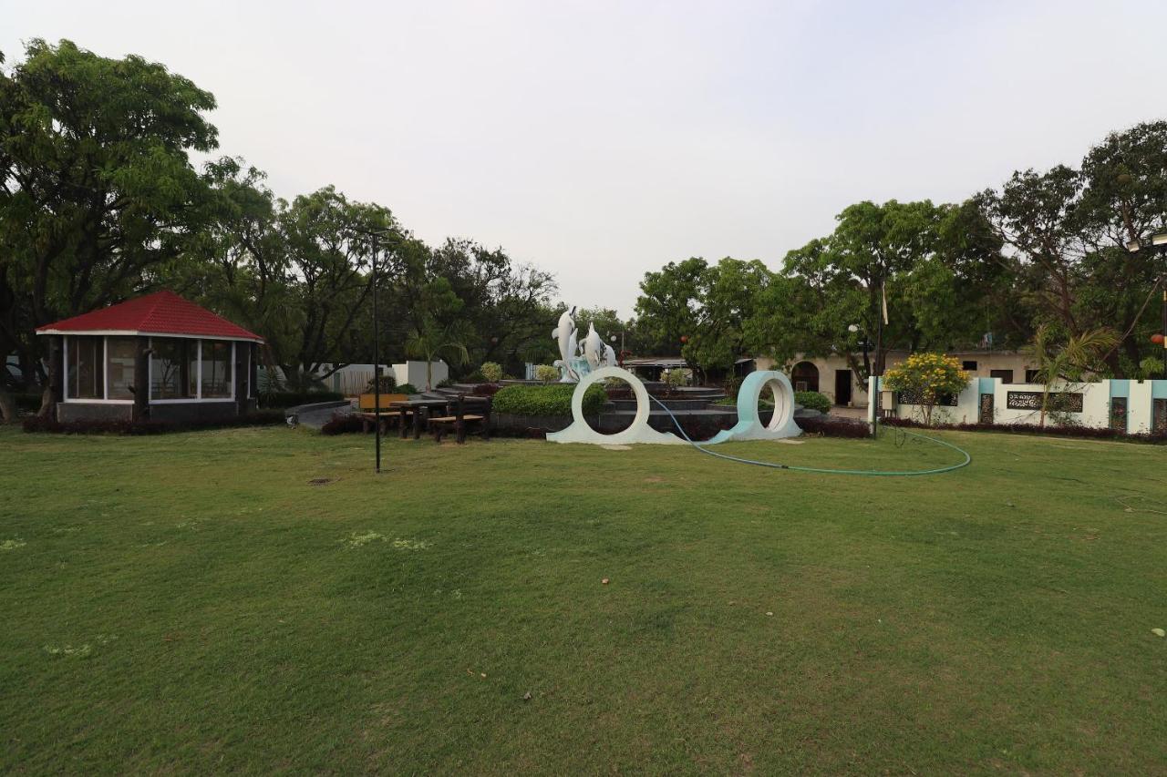 Oyo 33387 Laxmi Lawn And Resort Suite Lucknow Exteriör bild