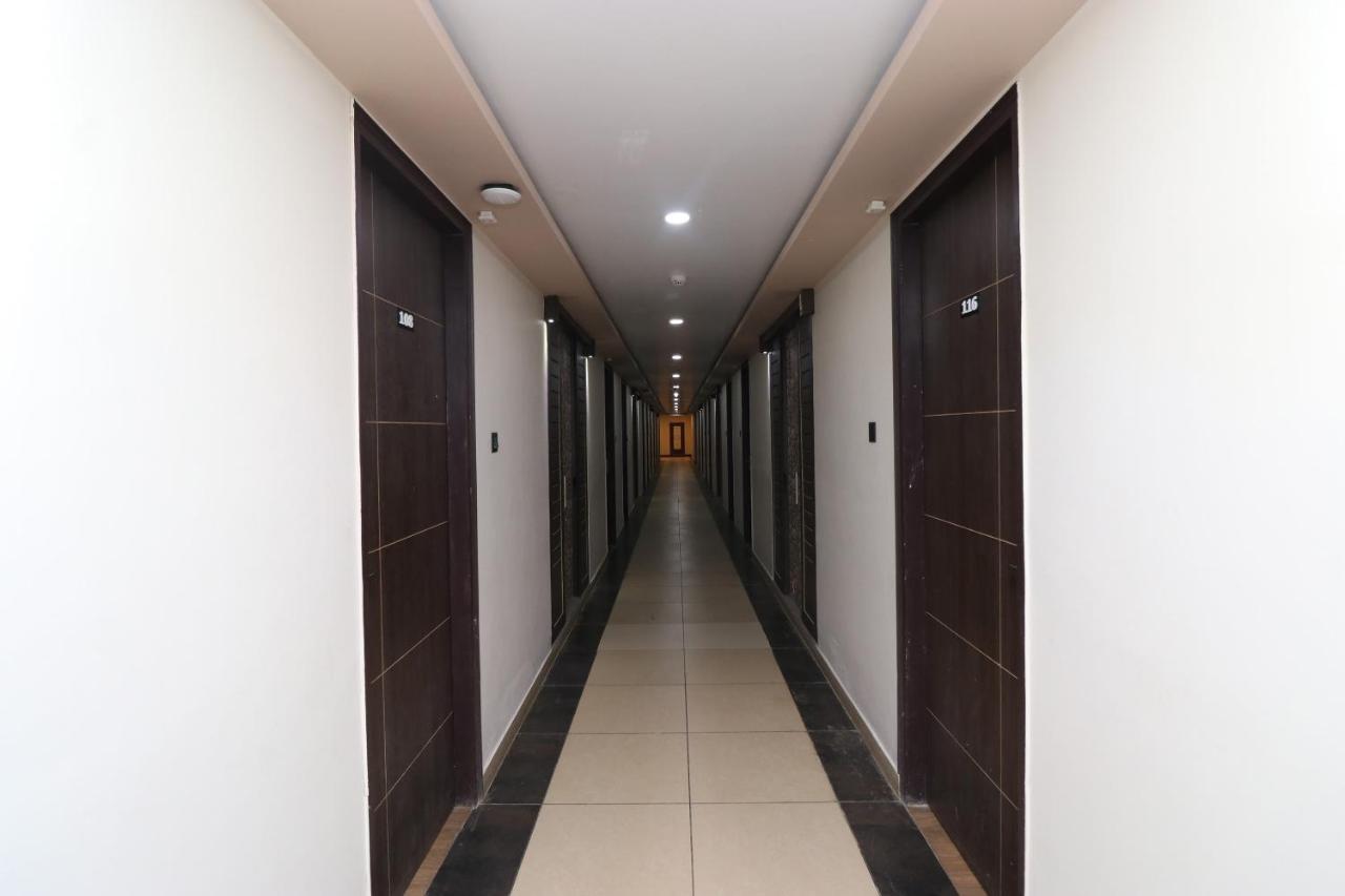 Oyo 33387 Laxmi Lawn And Resort Suite Lucknow Exteriör bild