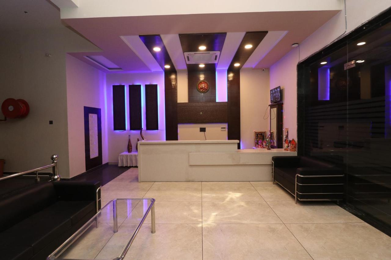 Oyo 33387 Laxmi Lawn And Resort Suite Lucknow Exteriör bild